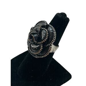 Size 7 Statement Ring Black Flower Goldtone Trim Silvertone Band